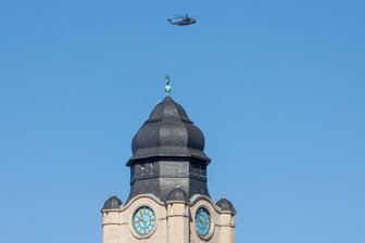 Bundeswehr am Himmel über Plauen: „Warum muss der Helikopter so tief fliegen?“ - Der Helikopter über dem Plauener Rathausturm.