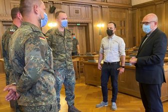 Bundeswehr beendet ihren Corona-Einsatz für die Stadt - Oberbürgermeister Sven Schulze (rechts) und Michael Schirmer, der Leiter des Pandemiemanagements der Stadt, verabschieden im Rathaus die letzten Bundeswehrsoldaten, die für die Stadt im Corona-Einsatz waren. 
