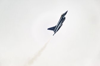 Bundeswehr-Eurofighter üben über Chemnitz - Ein Eurofighter der Luftwaffe während einer Übung am Himmel.