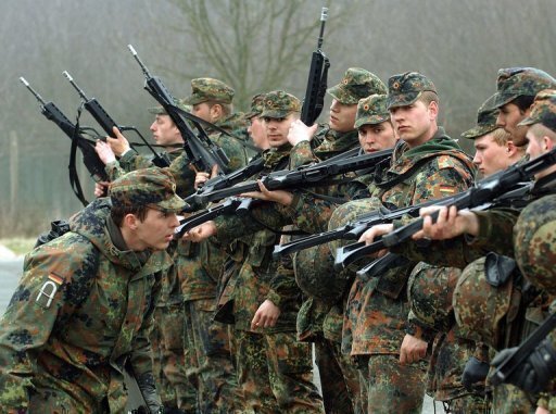Bundeswehr findet offenbar kaum Freiwillige - Der Bundeswehr drohen nach Aussetzen der Wehrpflicht erhebliche Personallücken. Die Zahl der Freiwilligen bleibt bislang offenbar sowohl kurz- als auch mittelfristig drastisch hinter dem Bedarf der Streitkräfte zurück. (Archivfoto)