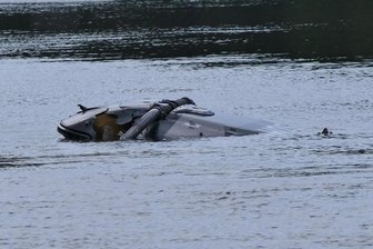 Bundeswehr-Hubschrauber stürzt in Sachsen ab: Auch drittes Besatzungsmitglied ist tot - Nach dem Unglück am Dienstag lag das Wrack der abgestürzten Maschine kopfüber im Fluss Mulde.