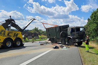 Bundeswehr-Lkw auf A 72 bei Plauen umgekippt: Autofahrer sitzen stundenlang bei brütender Hitze fest - Der Lkw der Bundeswehr musste mit einem speziellen Bergungstransporter wieder aufgerichtet werden.