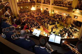 Bundeswehr-Orchester möchte Limbacher Jugend unterstützen - Das Bundeswehr-Orchester bei einem Konzert in Frankenberg. Am 23. November kommt es nach Limbach-Oberfrohna.