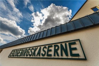 Bundeswehr-Skandal in Marienberg wird vor Gericht neu aufgerollt - Dunkle Wolken über der Erzgebirgskaserne: Der Fall eines Feldwebels, der einen Untergebenen in zwei Fällen in höchstem Maß entwürdigend behandelt haben soll, kann immer noch nicht ad acta gelegt werden.