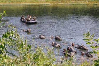 Bundeswehr-Spähtrupps trainieren fast unbemerkt - Eine Schlauchbootbesatzung übernahm dabei die Absicherung.