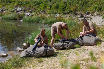 Bundeswehr-Spähtrupps trainieren fast unentdeckt am Heiligen Teich - Mit dem 20 Kilogramm schweren Rucksack mussten die Soldaten den Heiligen Teich schwimmend überwinden.