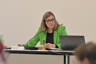 Bundeswehr-Werbeverbot in Zwickau: OB Arndt legt neues Veto ein - Oberbürgermeisterin Constance Arndt hat erneut dem Beschluss zum Bundeswehr-Werbeverbot widersprochen.
