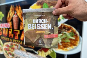 Bundeswehr-Werbung auf Dönertüten: Warum ein Zwickauer Laden mitmacht - „Durchbeißen“ steht auf der Bundeswehr-Werbung, mit der Döner verpackt werden.