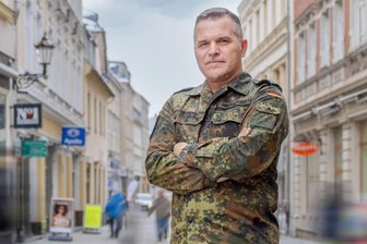 Bundeswehroffizier Jörn Hebestreit im Interview: „Ich bin durchaus davon überzeugt, dass die damals getroffenen Maßnahmen Leben gerettet haben“ - Jörn Hebestreit, der wohl bekannteste Offizier im Erzgebirgskreis. Das Foto entstand im Juli 2021, als er seinen Einsatz beendet hat.