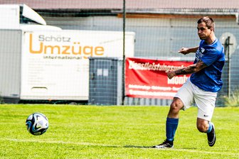 Bundeswehrsoldat, Torschützenkönig und frischgebackener Papa: Großhartmannsdorfer Fußballer hängt Stiefel an den Nagel - Beim jüngsten Heimerfolg gegen den BSC Freiberg II sorgte der Großhartmannsdorfer Markus Schurig (l.) mit seinem Elfmetertor für den 4:0-Endstand.