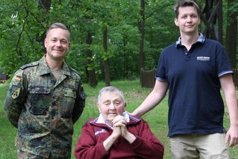 Bundeswehrsoldaten aus Gera besuchen Seniorenheime in Werdau - Hauptfeldwebel Alexander Moser (l.) und Benny Liebold, Pflegedienstleiter in der Heimstätte Sichem, und Horst Moser (Mitte) sehen dem „Tag der Werte“ der Soldaten entgegen.