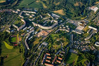 Bundesweit günstigste Lebenshaltungskosten im Vogtland: „Diesen Titel sehe ich eher kritisch“ - Blick aus der Vogelperspektive auf das Wohngebiet Chrieschwitzer Hang im Plauener Nordosten: Der Vogtlandkreis hat vor allem deshalb die bundesweit günstigsten Lebenshaltungskosten, weil die Wohnkosten deutlich geringer sind als anderswo.