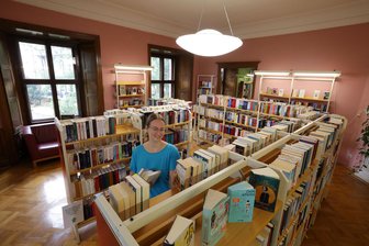 Bundesweite Nacht der Bibliotheken: Auch Glauchau ist dabei - In der Glauchauer Stadt- und Kreisbibliothek sortiert Alina Eibisch Bücher ein.