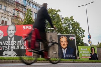 Der Wahlausgang gilt angesichts zahlreicher zuletzt noch unentschlossener Wählerinnen und Wähler als offen.