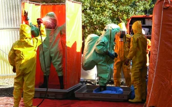 Übung erfolgreich: Gefahr beseitigt - 
              <p class="artikelinhalt">Nach erfolgtem Einsatz mussten die Männer in den grünen Schutzanzügen eine komplette Dekontaminierung über sich ergehen lassen. </p>
            