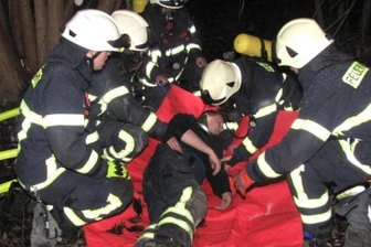 Übung: Wehr rettet Mann aus Stuhlfabrik - Wie gehandelt werden muss, sollte sich ein Feuerwehrmann einen Hitzestau am Brandherd zuziehen, wird mit trainiert. Mit dem Notruf "Mayday" wissen die Einsatzkräfte, dass höchste Gefahr im Verzug ist.