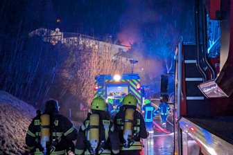 Bungalow in Zschopau niedergebrannt - Ursache wohl ein technischer Defekt - Feuerwehreinsatz auf der Waldkirchener Straße.
