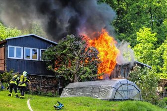Bungalow steht in Aue in Flammen - Polizei und Feuerwehr im Einsatz - Feuerwehrleute sind am Freitag zu einem Bungalowbrand in Aue ausgerückt.