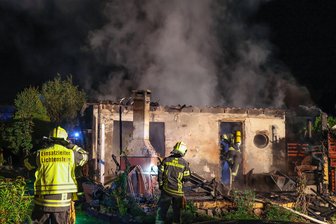 Bungalowbrand in Lichtenstein: Zwei Verletzte bei nächtlichem Feuer - Die Feuerwehr war wegen des Brandes eines Bungalows in Lichtenstein im Einsatz.