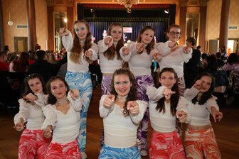 Bunt, laut, schrill und synchron: Gardetänzer aus dem gesamten Erzgebirge zeigen ihr Können - Die Tänzerinnen der Las Zickas aus Jahnsdorf zeigten einen ABBA-Showtanz.