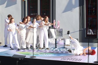 Bunte Bänder, starke Botschaften: So hat die Theaterwoche der Toleranz in Zwickau begonnen - Auftakt der Theaterwoche der Toleranz vorm Zwickauer Gewandhaus: Eine Performance schildert Erfahrungen junger Menschen, die mit Intoleranz, Hass und Ausgrenzung konfrontiert wurden.