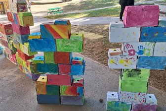 Bunte Bausteine für starke Kinderrechte: Crimmitschauer Kita zeigt Kunst zum Weltkindertag - Für den Weltkindertag: Diese bunten Traum-Kunstwerke wandern am Dienstag in die Stadtbibliothek.