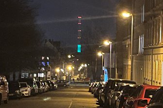 Bunte Esse von Chemnitz: Warum sie Montagabend nur in einer Farbe leuchtet - Am Montagabend war die Esse in Chemnitz aus einem bestimmten Grund nur grün beleuchtet.