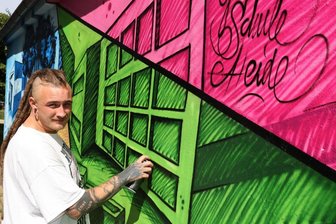 Bunte Farben am Trafohaus -