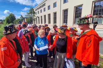 Bunte Hüte und gute Laune: Was machen all die Dänen in Chemnitz? - Chemnitzer Volunteers zeigen Volunteers aus dem dänischen Aarhus, Kulturhauptstadt 2017, ihre Stadt. Zum Hutfestival sind alle bunt geschmückt. Hier beim Stadtrundgang an der Hartmannfabrik.
