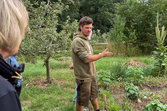 Bunte Kuh Frankenberg: Wenn der Apfel im Schwedeneisbecher landet - Cedric Mikus ist Gärtner auf dem Frankenberger Hof zur Bunten Kuh.