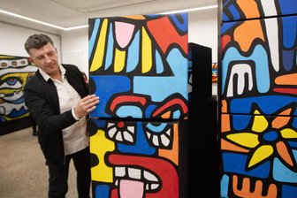 Bunte Pop-Art in Plauen: Thomas Schlotts Ergebnisse einer farbenfrohen Weltreise - Thomas Schlott bei der Eröffnung seiner Ausstellung „Farbwerk" in der Galerie Forum K.