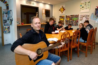 „Bunte Post“ Hohenstein-Ernstthal: „Echte Jugend“ bekommt einen eigenen Raum - Markus Schulze hat 2016 die pädagogische Leitung der „Bunten Post“ übernommen. Er singt regelmäßig mit Besuchern des Teenie-Treffs, war beim Ausbau eines Raumes für die „Echte Jugend“ aber auch als Handwerker gefragt.