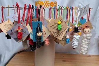 Bunte Sorgenwürmchen sorgen für Glücksmomente: Häkeltrend erobert Zwickau - Diese kleinen bunten Glückswürmchen hat eine Frau aus Zwickau gehäkelt. Da sie anonym bleiben möchte, wird ihr Name nicht veröffentlicht.