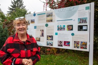 Bunte Tafel weist auf Kunst aus Jößnitz hin -