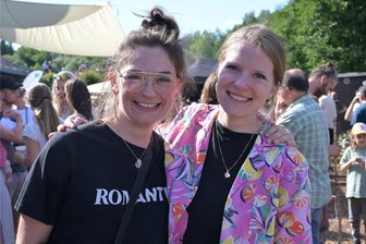 Bunte Vielfalt bei Sommerfest in Schneeberg kommt gut an beim Publikum - Franziska Heinze (li.) und Thekla Nowak (re.) von „Trubel in der Poche“ freuen sich über positive Resonanzen.