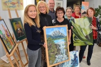"Bunte Vielfalt" im Kunsthaus - Mitglieder des Glauchauer Zeichenzirkels "Johannes Feige" (von links Elfie Rücker, Stephanie Schnabel, Rolf Streubel, Birgit Mehner, Monika Biedermann, Christa Otto und Christine Walther) präsentieren derzeit Arbeiten im Treppenaufgang des Kunsthauses Meerane.