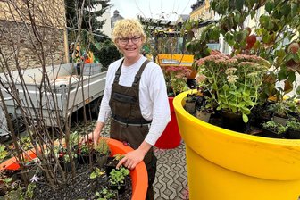 Bunte XXL-Blumentöpfe sorgen in Reichenbach für Aufsehen - Adrian Liebig aus Plauen übernahm mit seiner Firma die Bepflanzung der XXL-Blumentöpfe.