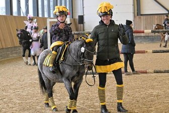 Bunter Auftritt für die jüngsten Reiter - Die siebenjährige Giulia Kunze wurde beim Führzügelwettbewerb von Johanna Schön unterstützt und gehörte am Ende zu den Siegern.