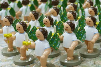 Bunter Elfpunkte-Engel aus Grünhainichen wird zum Botschafter der World-Childhood-Foundation - Statt weißer haben diese Engel bunte Punkte auf ihren Flügeln. Damit werden sie zu Botschaftern für die World-Childhood-Foundation Germany.