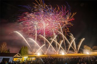 Bunter Farbenzauber: Tausende bestaunen Pyroshow auf Erzgebirgskamm - Die Effekte schossen bis zu 220 Meter in den sternenklaren Nachthimmel.
