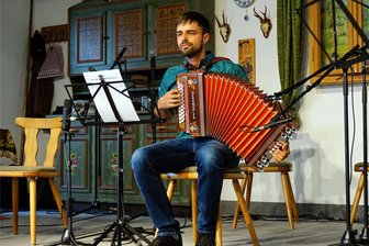 Bunter Nachmittag der handgemachten Harmonikamusik - Andreas Meinel aus Klingenthal, heute in Weinsberg (Baden-Württemberg) zu Hause, spielte auf einer diatonischen Hessmüller-Clubharmonika, die von Kurt Schmiedel aus Morgenröthe-Rautenkranz gebaut wurde.
