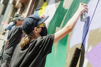 Buntes Graffiti ziert Innenhof des Gewandhauses in Zwickau - Jugendliche aus der Region haben zwei Tage lang unter Anleitung den Lastenaufzug des Gewandhauses bunt besprüht.