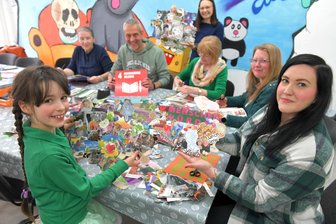 Buntes Haus Freiberg: Wie Kunst Brücken schlagen kann - Beim Kunstprojekt im Bunten Haus in Freiberg: Jasmin (9) und Hausleiterin Sophie Helbig.