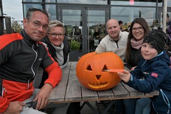 Buntes Herbstfest am Flugplatz Jahnsdorf - Mike Lehmann, Silvia Lauterbach, Philipp Arnold, Sindy Unger und Eddy Unger (v.l.) beim Kürbisschnitzen.