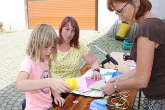Buntes Programm auf Regenbogenhof - Katrin Wunderlich (M.) bastelte mit ihrer zehnjährigen Tochter Lara Sophie unter Anleitung von Heike Theuring.