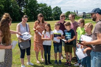 Buntes Rochlitz feiert entspannt auf der Insel - Mitglieder des Moro-Teams bereiten auf der Muldeninsel in Rochlitz den "Insel Gig 2021" am 11. Juli vor. Die Vorfreude bei den Organisatoren ist groß, genau wie die Hoffnung auf sonniges Wetter. 