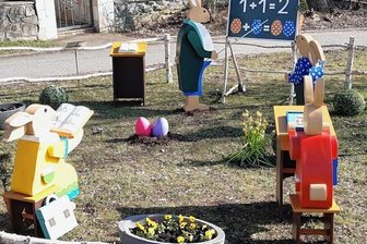 Buntes stimmt auf Ostern ein - Hasenschule von Holger Teubert.