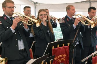 Buntes Treiben mit Musik und Markständen auf Dreiseithof in Sohra - 
