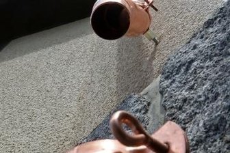 Buntmetalldiebe stehlen Kupferteile - Von einem Bürohaus wurden Dachrinnen und Fensterbleche aus Kupfer gestohlen. 