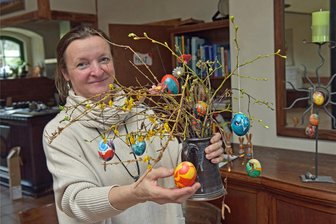 Burg Frauenstein: Startschuss für Saison fällt Ostern - Daniela Grabolle vom Förderverein Burg Frauenstein rüstet mit Vereinsfreunden für das Osterfest.